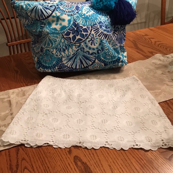 Lily Pulitzer white scalloped edge skirt. Like new - Picture 2 of 6